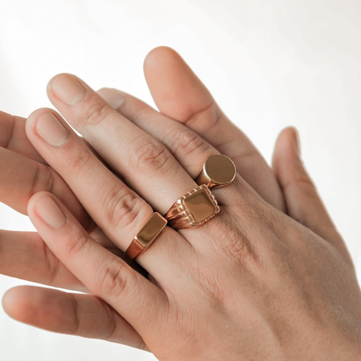 Rectangular, round and engraved square signet rings for men in gold stainless steel