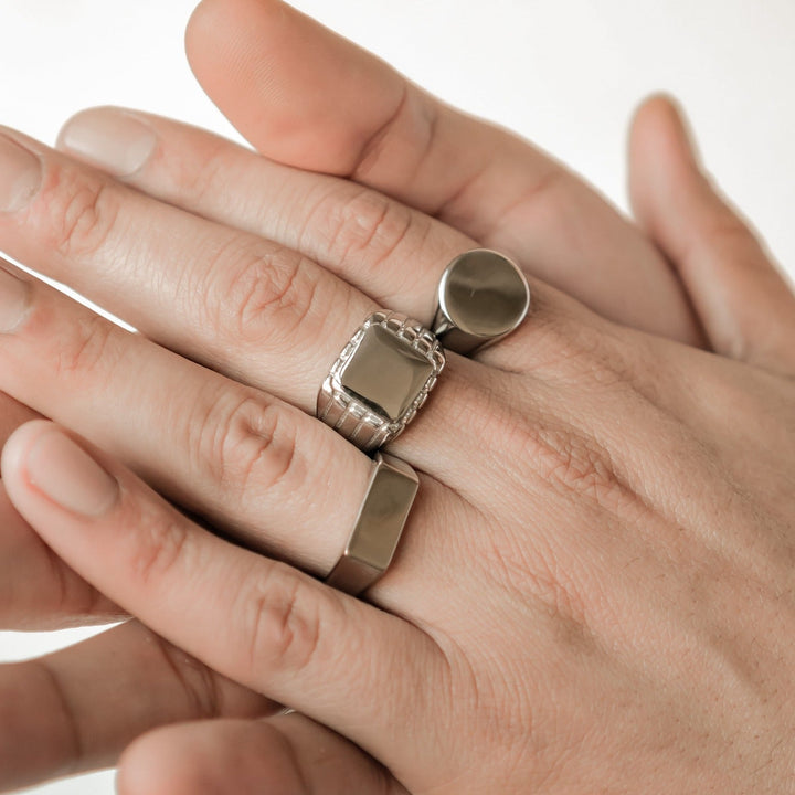 Rectangular, round and engraved square signet rings for men in silver stainless steel