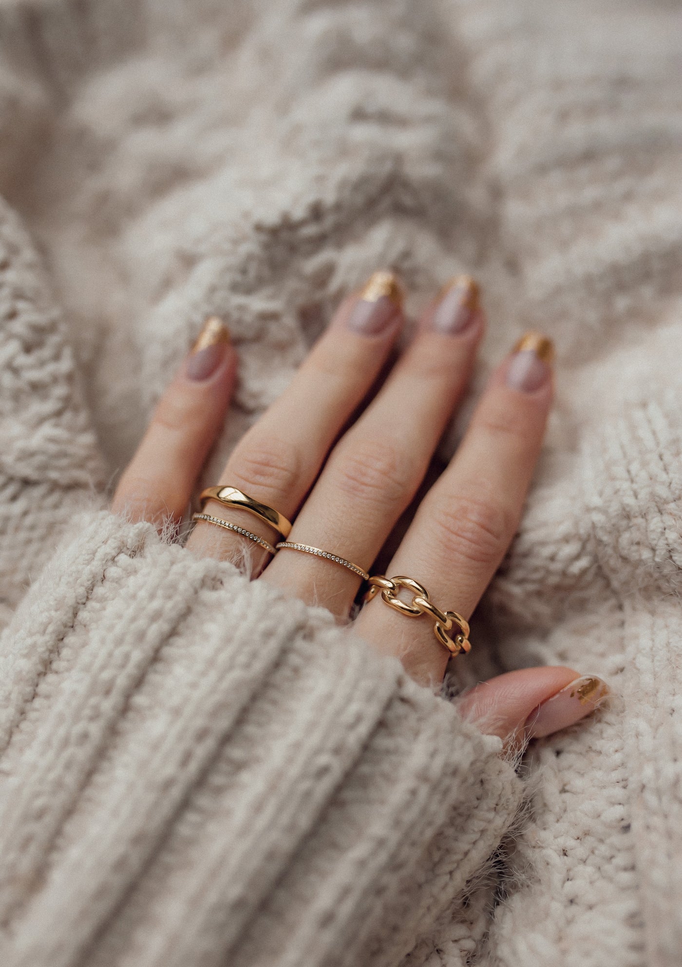 Slim Wavy Band Ring Gold