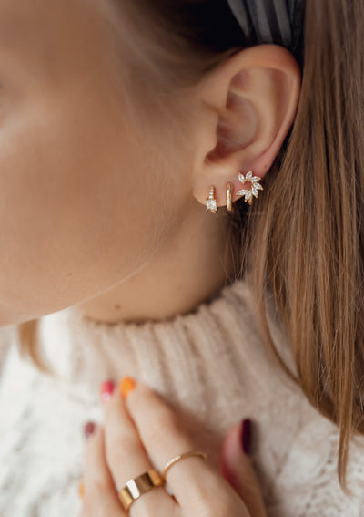 Pendientes Huggie Gema Cuadrada de Plata de Ley 925 en Oro