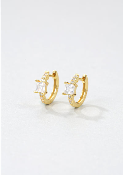 Pendientes Huggie Gema Cuadrada de Plata de Ley 925 en Oro