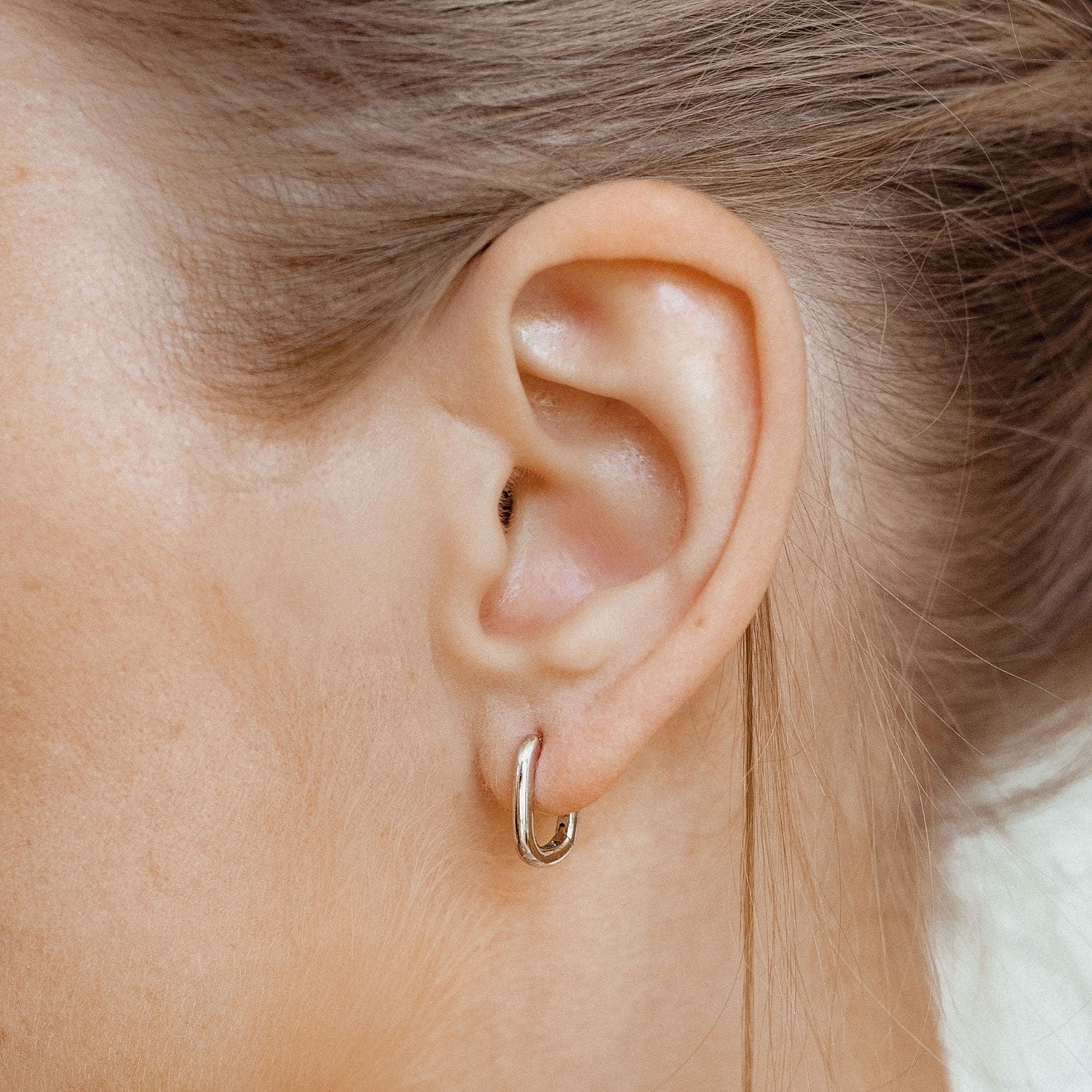 Pendientes Huggie Ovalados Plata de Ley 925 en Oro