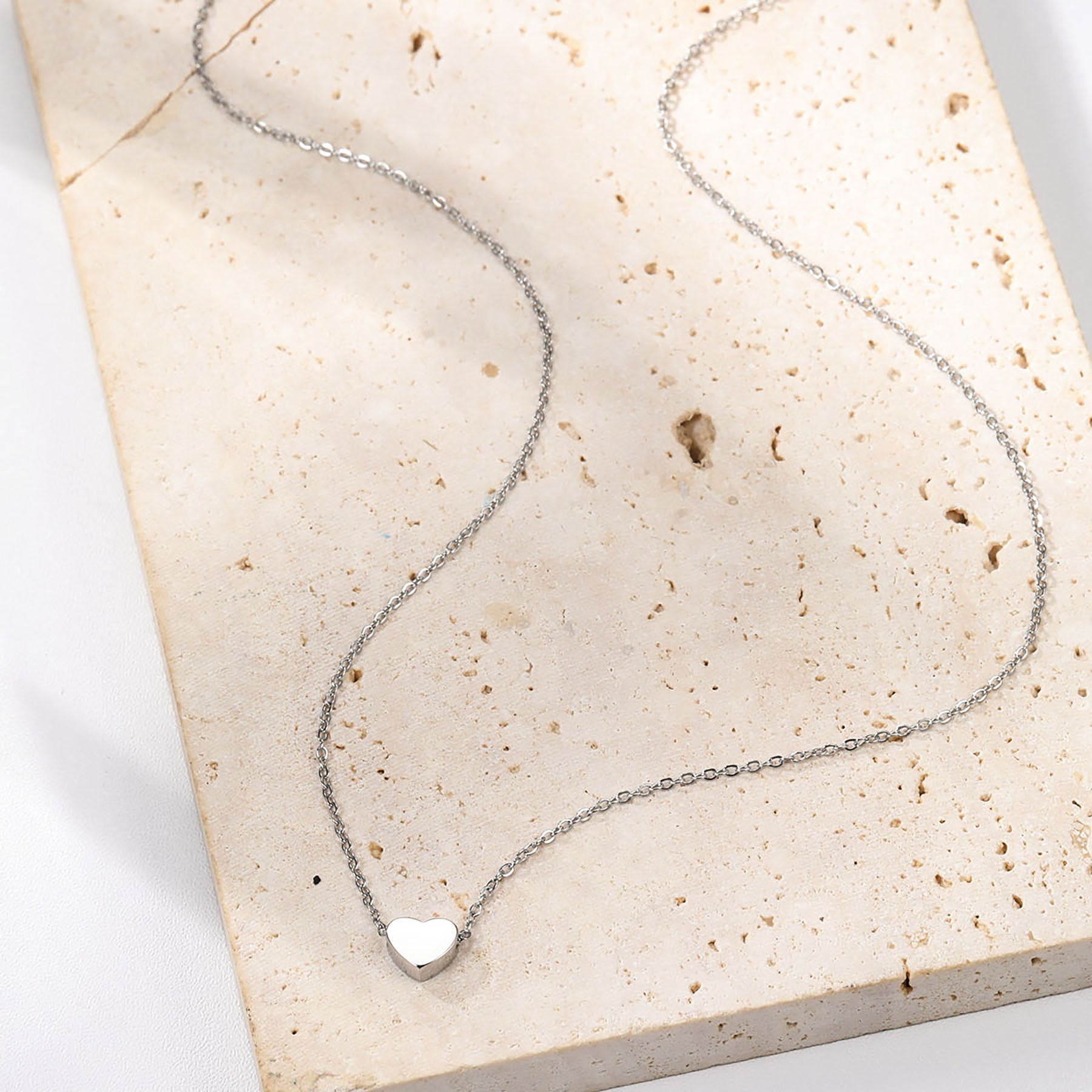 Collar Delicado con Colgante Corazón en Plata