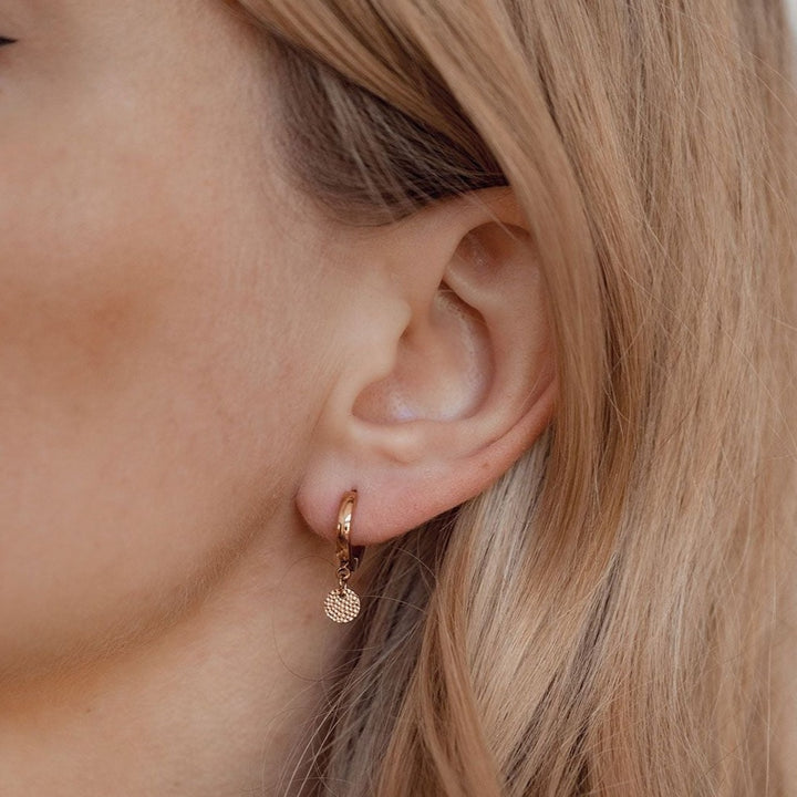 Pendientes Texturizados de Aro con Círculo en Oro Rosa