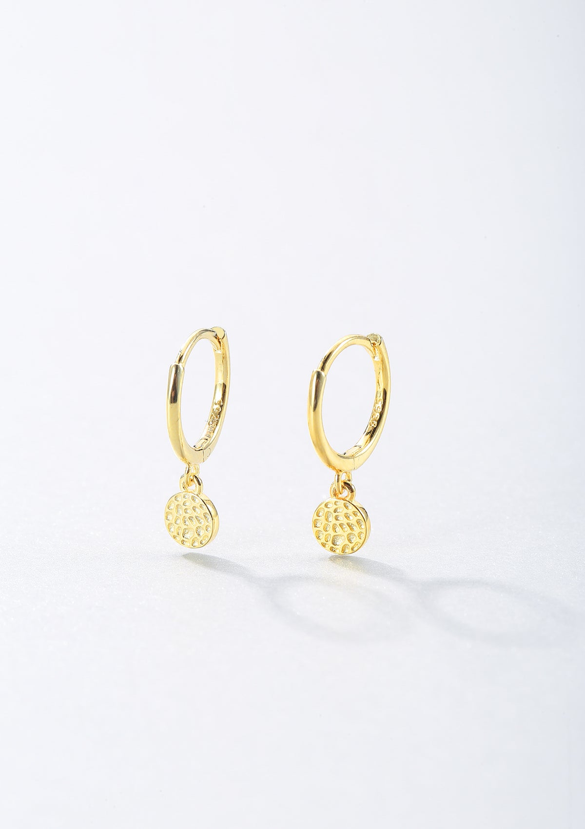 Pendientes Huggie de Plata de Ley 925 Moneda Texturizada en Oro Vermeil