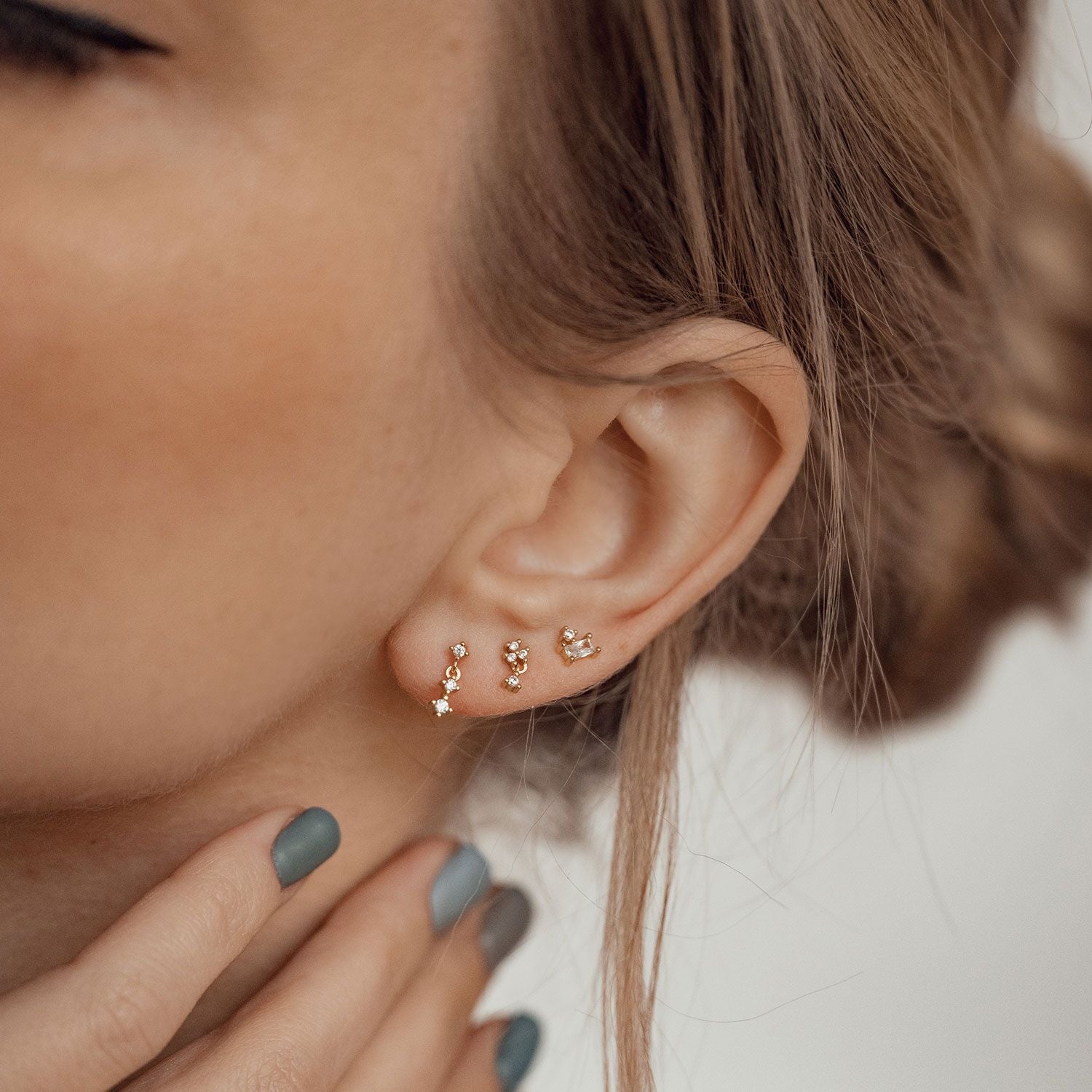 Pendientes de Botón Tres Gemas Plata de Ley 925 en Oro