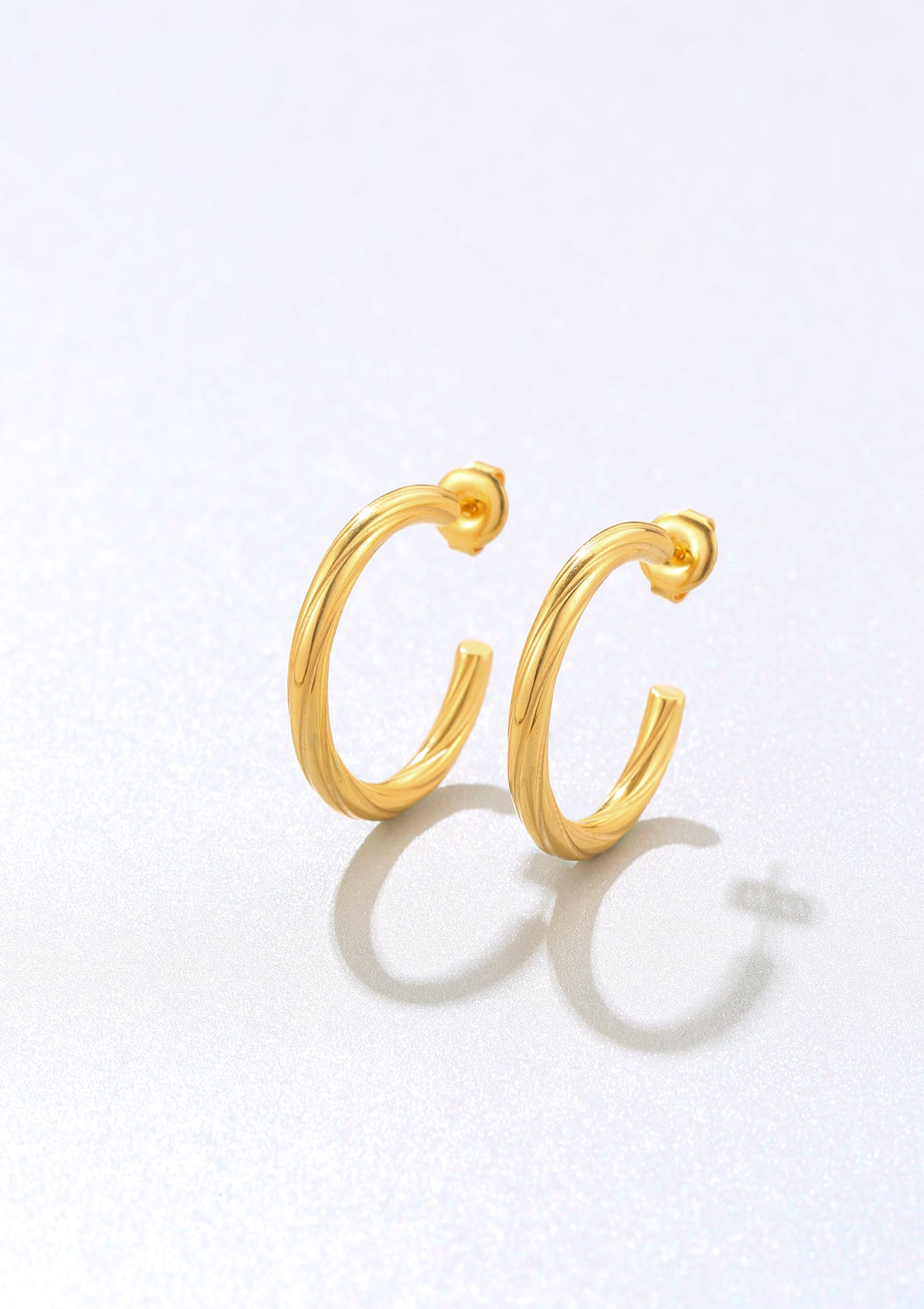 Gedrehte Creolen in Gold