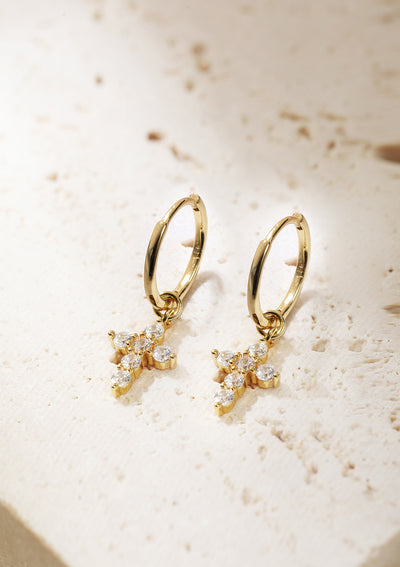 Pendientes Aro Charm Cruz Plata de Ley 925 en Oro