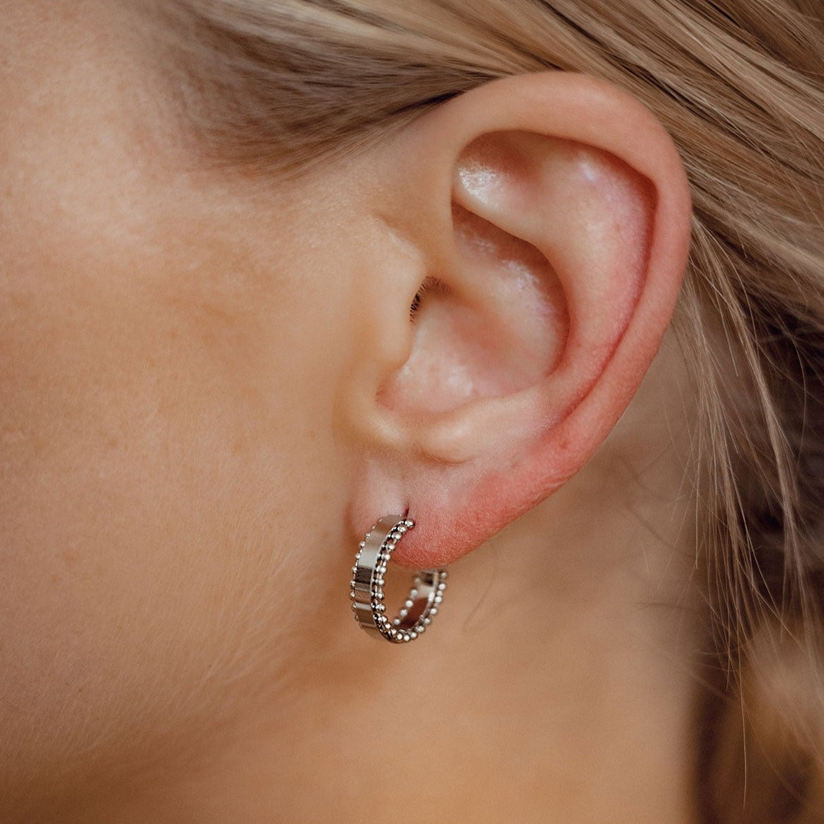 Boucles d'Oreilles Bande Perlée en Argent