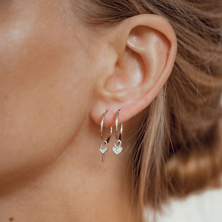 Boucles d’Oreilles Créoles Charm Cœur et Clé Argent Sterling