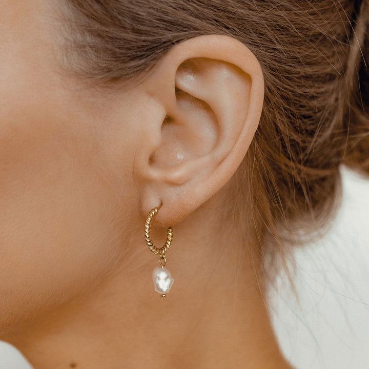 Verdrehte Creolen mit Anhänger Perle Sterlingsilber in Goldfarbe