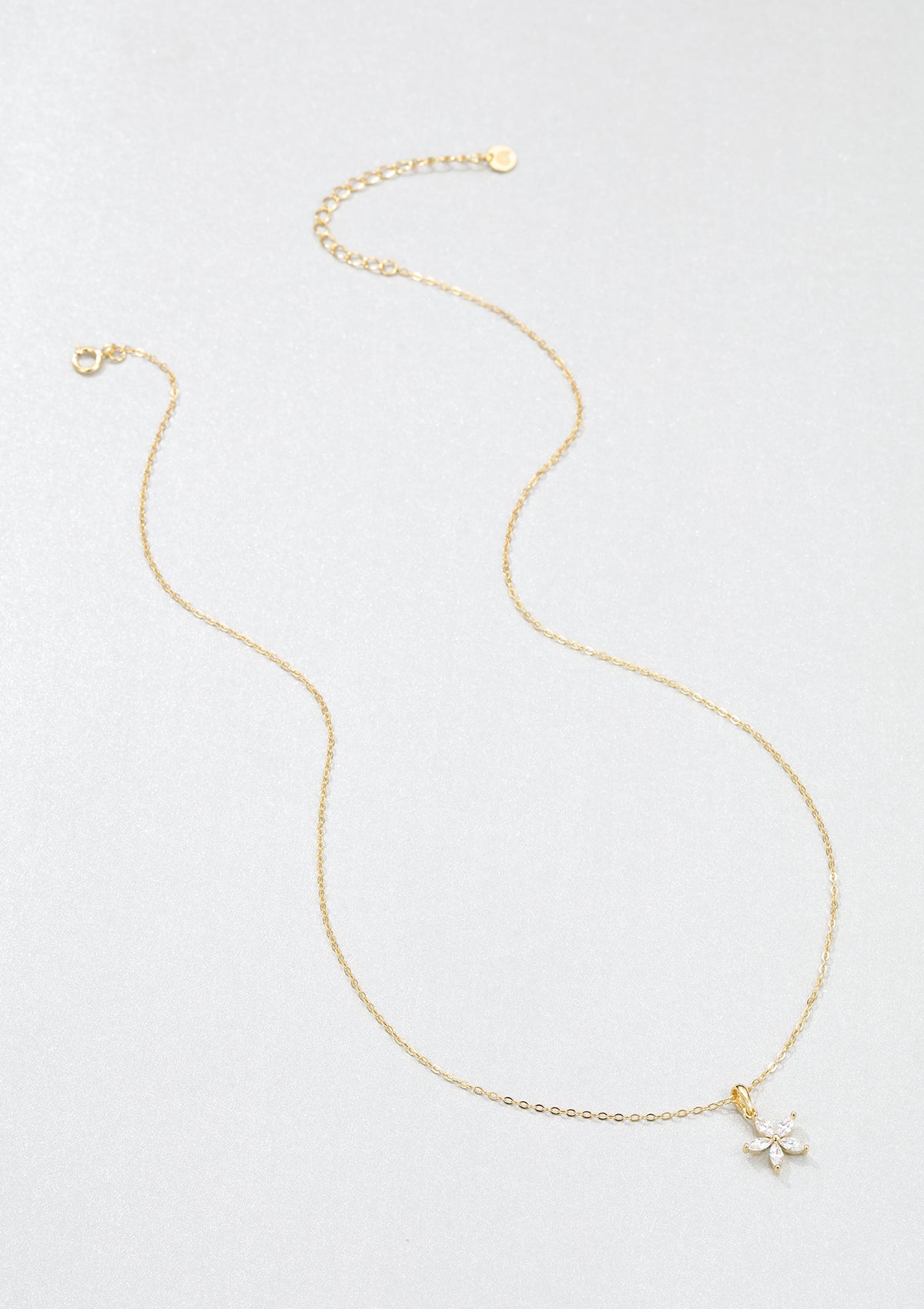 Conjunto de Collares con Margaritas y Mariposas en Oro