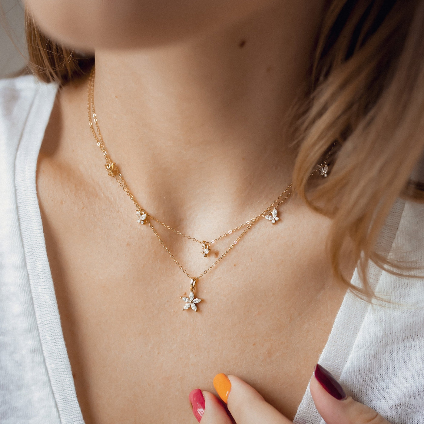 Conjunto de Collares con Margaritas y Mariposas en Oro