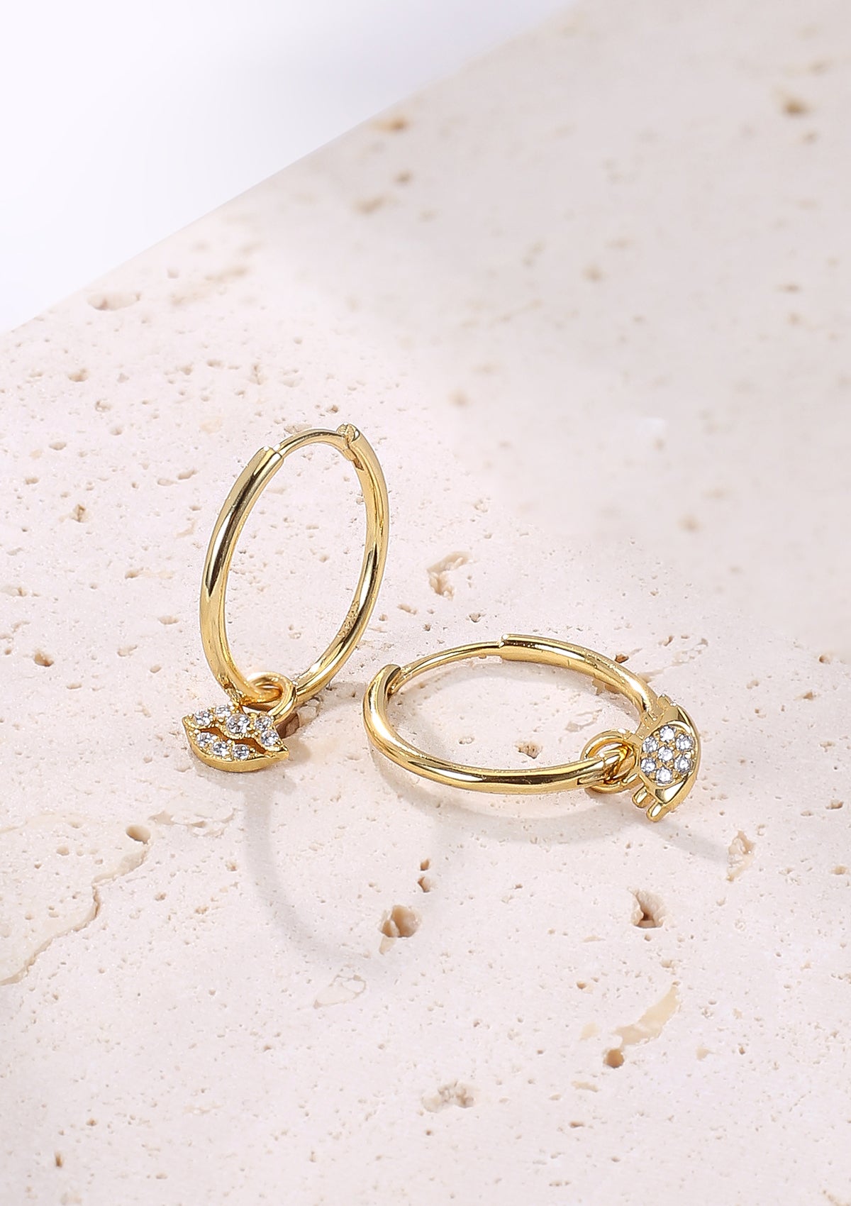 Augen und Lippen Charm Creolen aus Sterlingsilber in Gold
