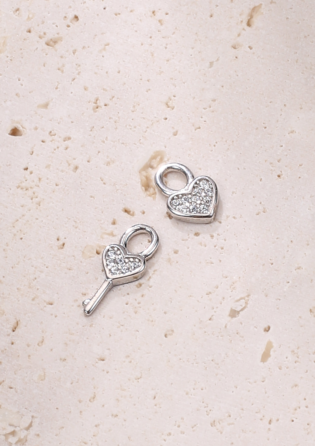 Pendientes Aro Charm Corazón y Llave Plata de Ley 925