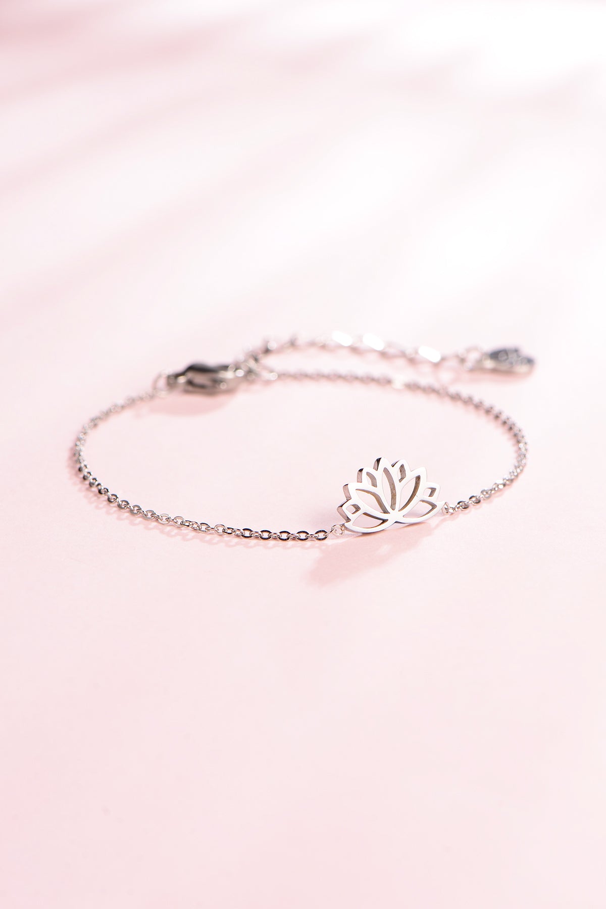 Lotus Armband in Silberfarbe