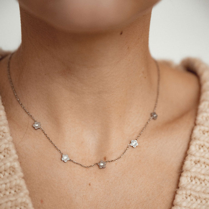 Zierliche Blume Charm Kette in Silber