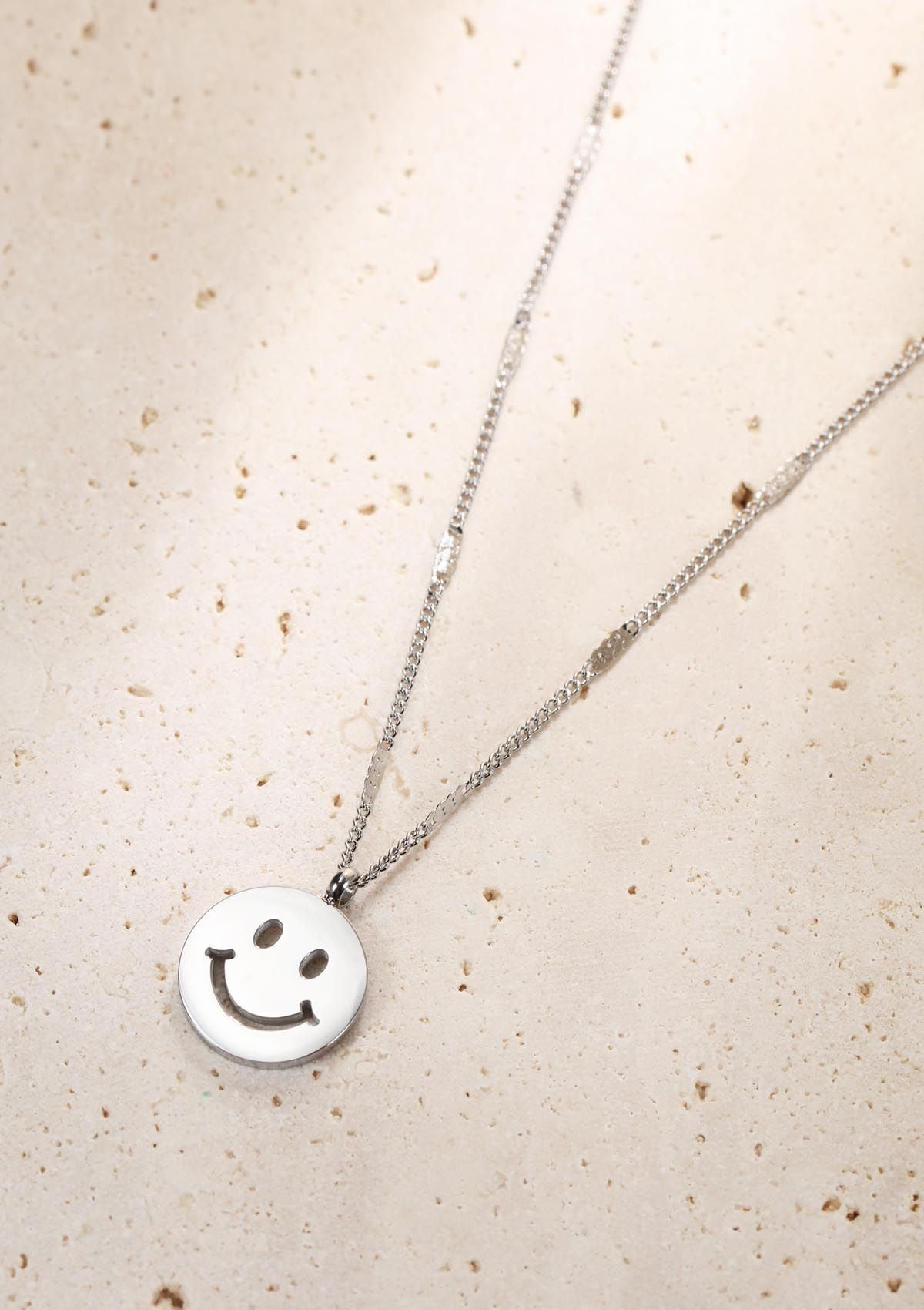 Smiley Gesicht Anhänger Kette in Silber – Hey Happiness