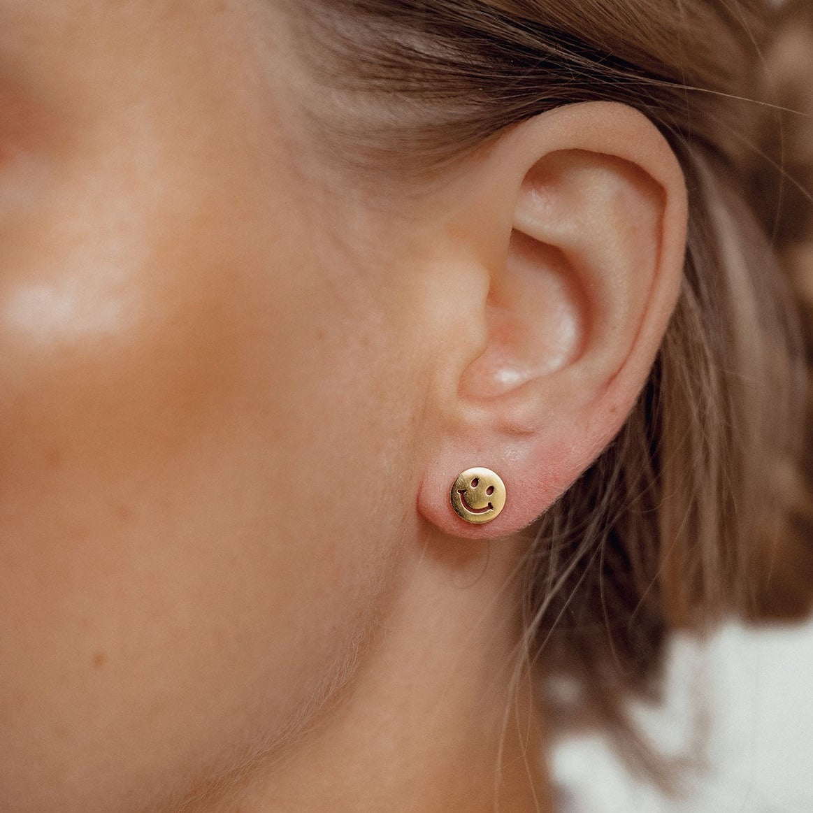 Face gold earrings discount