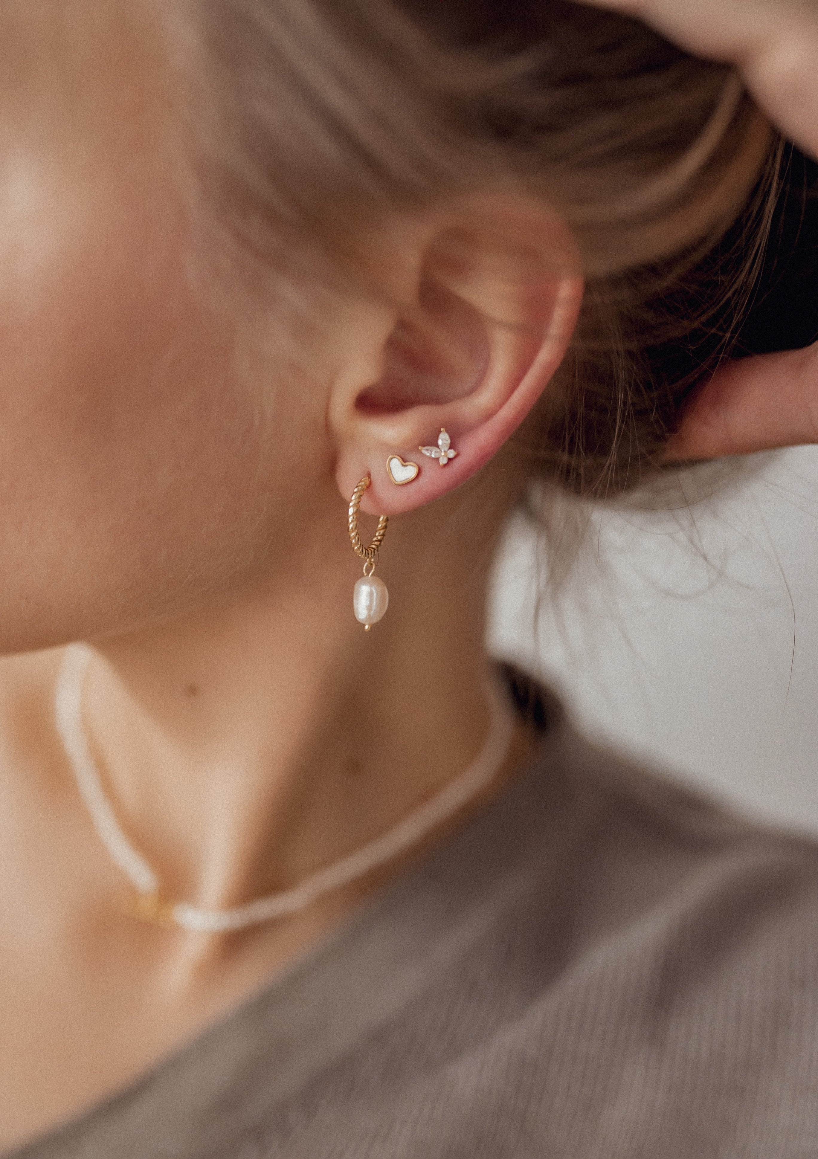 Pendientes de Lágrima con Perla Aro Torcido Plata de Ley 925 en Oro